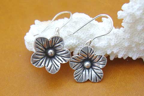 ◆カレン族シルバービーズ　花ピアス66◆フラワー
