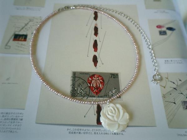 繊細なボーンのお花と淡水パールのネックレスです♪