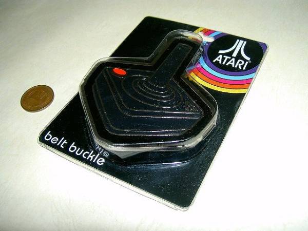 ●●激レア●● アタリ ベルトバックル ( Atari Belt Buckle ) ● 新品未開封 ● 洋ゲー ファミコン NES PS4 任天堂 ソニー レトロゲーム_画像1