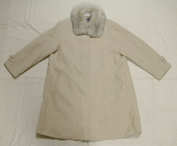 ■美品:ベージュ系コート 外せる暖か毛皮襟(FOX) 11AR 　　DmH72_画像1