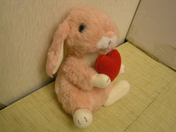 ふわふわやわらかなウサギのぬいぐるみ【手にハート/ピンク】