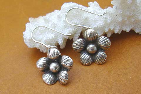 ◆カレン族シルバービーズ　花ピアス68◆フラワー
