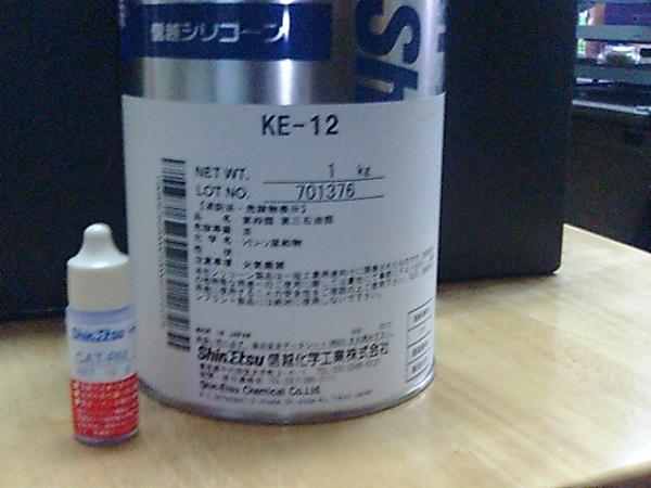 信越シリコンKE12　1ｋｇ×10缶set　送料込　_画像1