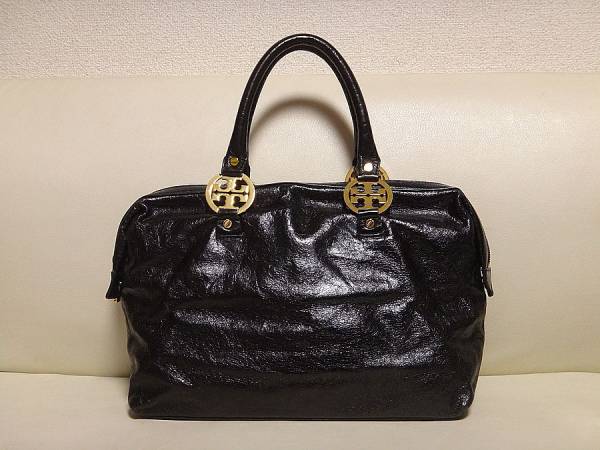 美品 激レア！■　TORY BURCH ■ トリーバーチ ■ 光沢 シワ加工 レザー製 ・ ハンドバッグ ■ 黒 ブラック系 ■　ゆうパック： 送料無料_シワ加工 レザーに ゴールド色 ロゴ型 金具