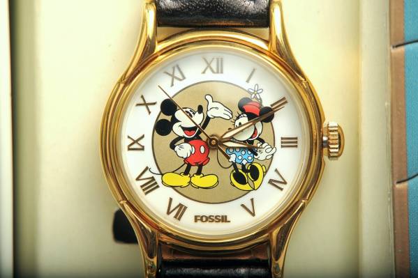 即決　パイアイ　ミッキーマウス 　 ミニーマウス 　クォーツ腕時計　 FOSSIL　 限定1000個_画像2