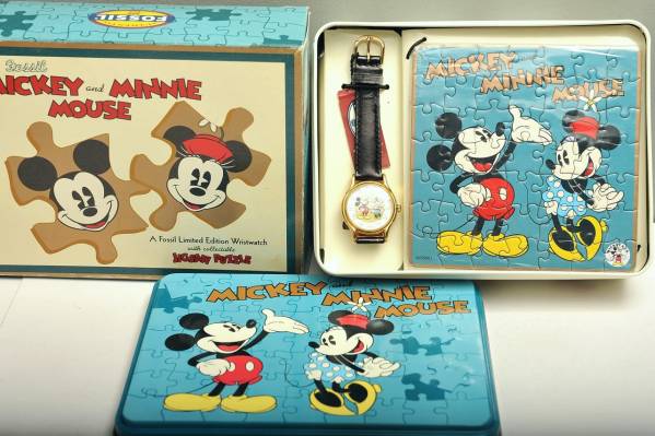 人気デザイナー ミニーマウス 　 即決　パイアイ　ミッキーマウス 　クォーツ腕時計　 限定1000個 FOSSIL　 ミッキーマウス