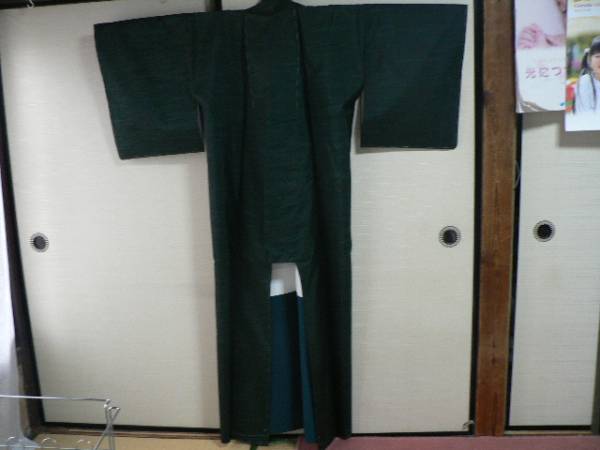 未使用　女　着物　大島紬　濃深緑色　絹１００％　端きれ付き New Kimono Osimatumugi silk 100% dark green