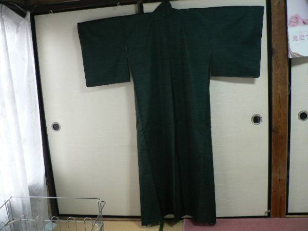 未使用　女　着物　大島紬　濃深緑色　絹１００％　端きれ付き New Kimono Osimatumugi silk 100% dark green_画像2