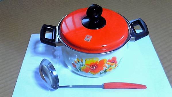 送料無料！昭和レア！めずらしいオレンジの花柄のホーロー両手鍋！お玉つき