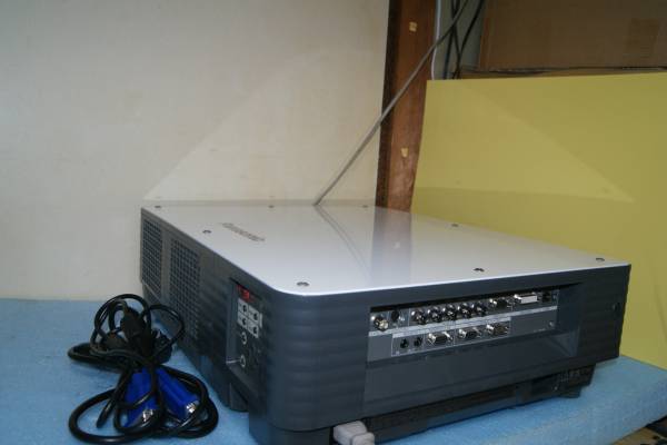 PANASONIC プロジェクター　TH-D5600L ☆5000ルーメン　HDMI対応可能_画像2