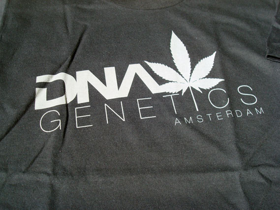DNA GENETICS アムステルダム コーヒーショップ Tシャツ カンナビスカップ ボング seed high times ハイタイムズ マリファナ thc 420 大麻