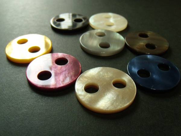 ??貝調(diào) 8色 大きな穴のボタン パーツ．カバンに 30mm 5個??