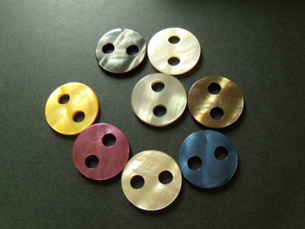 ??貝調(diào) 8色 大きな穴のボタン パーツ．カバンに 30mm 5個??