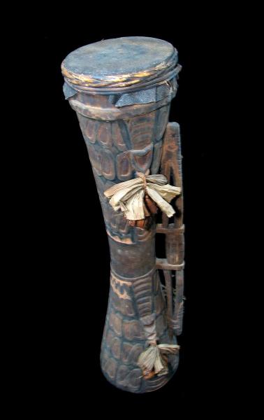インドネシア・パプア州アスマットの“砂時計型”トカゲ皮太鼓