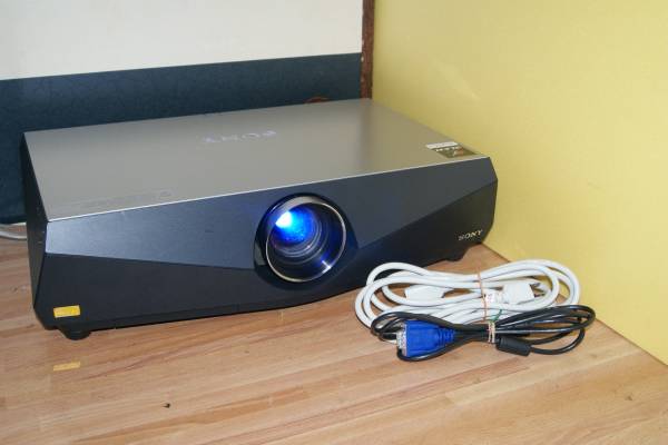 SONY VPL-FE40　高輝度4000ルーメン　HDMI ランプ使用15時間_画像1