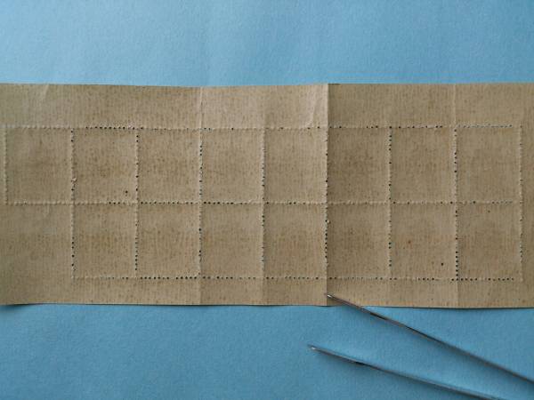 東京切手展小型シート(うなぎ)　【N】_縦に折り畳んだことをうかがわせる痕跡
