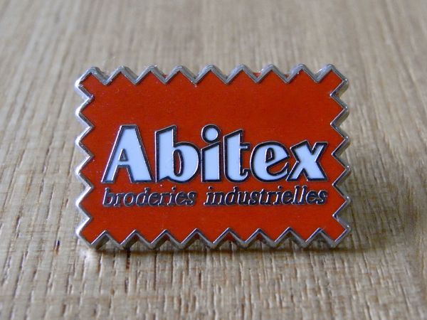 古いピンバッジ：Abitex（赤） 家具 ファブリック 広告 ピンズ #G_画像1