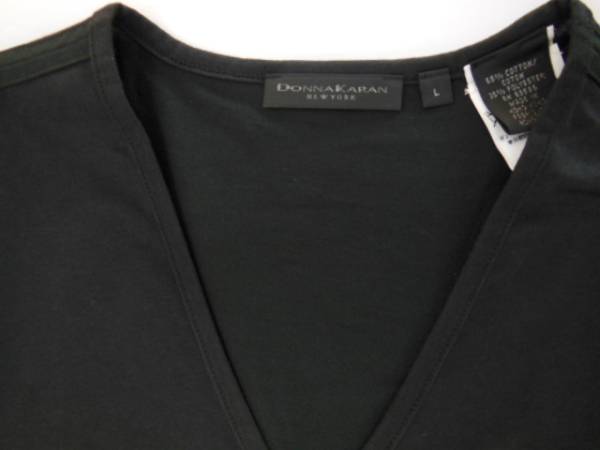 DKNY・半袖Vネックデザインシャツ・ブラック・M～L_サイズ表記はLになります。