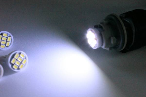 ４個セット 用途は色々 送料込み 明るいLED T10ウェッジ 8連SMD ホワイト色 ポジションランプナンバー灯ルームランプ室内灯！爆光
