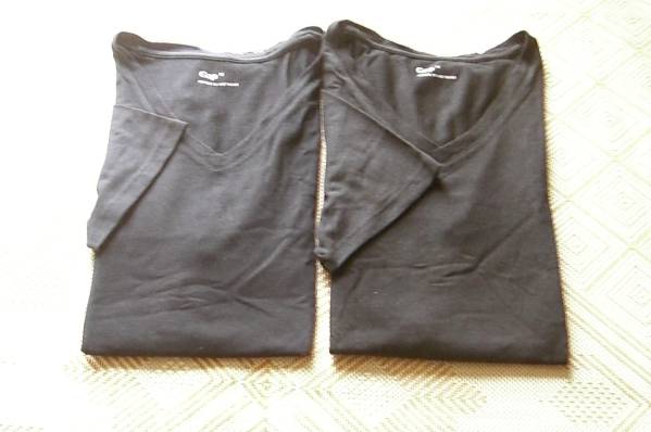 着用一回 GAP Tシャツ 2枚セット 黒・紺 Mサイズ Vネック 無地_画像1