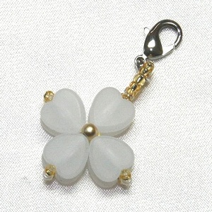 !.! four . leaf . lovely charm ver6:... four leaf . beads accessory .. beads strap is fastener charm, key holder etc.!