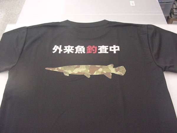 バス釣りに！外来魚釣査中Tシャツ☆ガー☆ブラック Tシャツ_背中側にプリントされています。