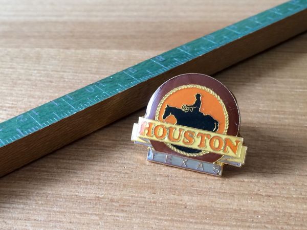 古いピンバッジ：HOUSTON テキサス 馬 西部劇 動物 広告 ピンズ #A_画像2