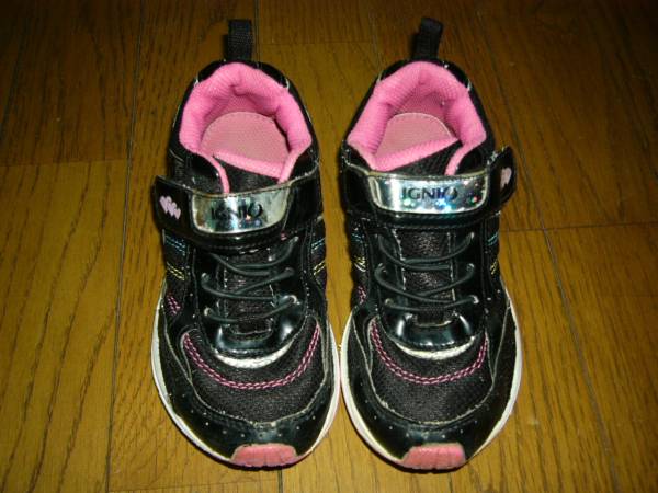 女の子のスニーカー　18、5cm　黒ピンク　可愛い　まだ履ける　震災用　逃げる時に　玄関に置いて_画像1
