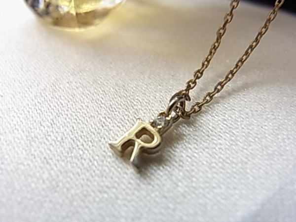 イニシャルデザイン　R　キュービックジルコニア1粒ネックレス◎