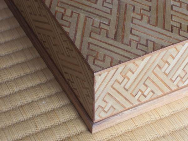 紗綾(さや）形文様の飾り箱