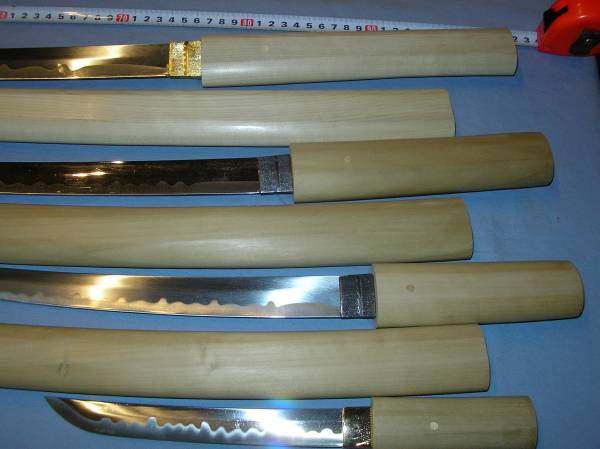 日本初の 特価　模造刀　白鞘４本セット刃渡り７０、４５、２７、１８.５　大刀　小刀　９寸　６寸 鍔、刀装具