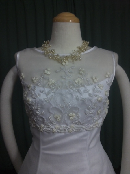 新古品清楚で上品な花嫁様パール使いが美しく裾の縁取綺麗９号_胸元のシスールに細やかなパールの花