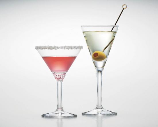 Это коктейльный стакан справа.