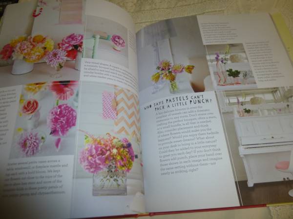  иностранная книга Decorate With Flowers цветок. есть интерьер белый интерьер стена поверхность декоративный элемент очень прекрасный фотоальбом аранжировка ваза для цветов I der 