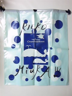 Подпись Рико Миуры на пластиковой спине