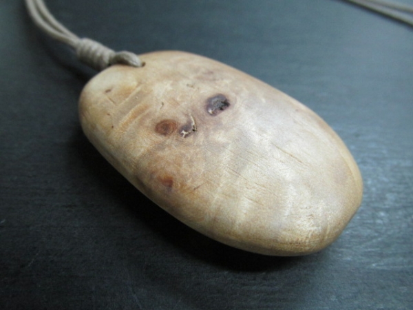 いいスタイル 樺瘤蝋仕上げ楕円ペンダント：ｓ 木製