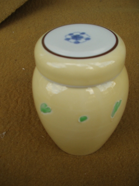 蓋口径7cm。高さ11cm。