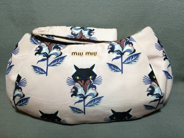 新品 ミュウミュウ ネコポーチ miumiu クラッチ 貓 マドラス ピンク バッグ