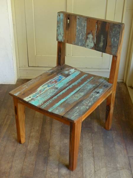 ペンキの剥げた古材で作り上げた椅子　アンティークイス0709a