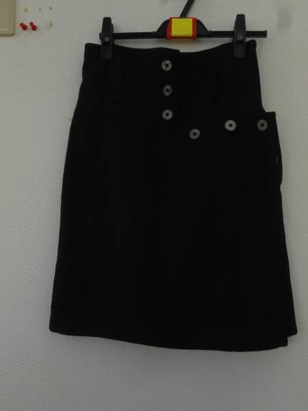 ●【NICOLE CLUB　二コルクラブ】 個性的 ボタン デザイン　 スカート　黒　　　M位？_画像1