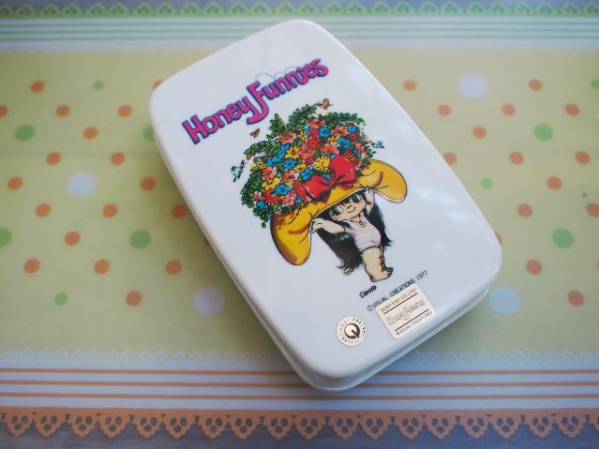 レトロビンテージキッチン日用品雑貨＊Honey Funniesキュートな女の子柄小さめお弁当箱☆裁縫道具小物入れにも