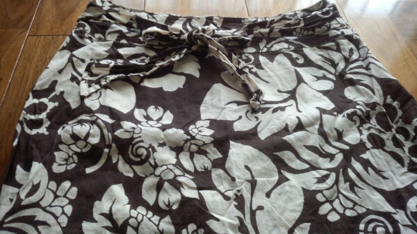 H&M　膝丈花柄スカート　茶系　ＵＳ4　EUR34_画像3