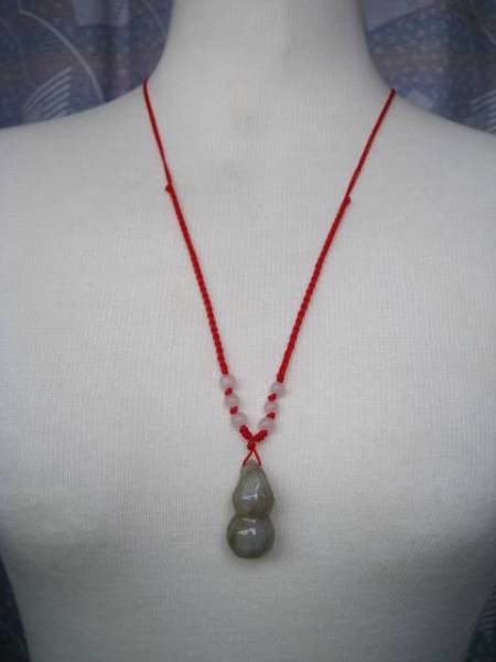 【*】ひょうたん形翡翠 運気を上げる赤糸天然石ネックレス H3317_一番長い状態