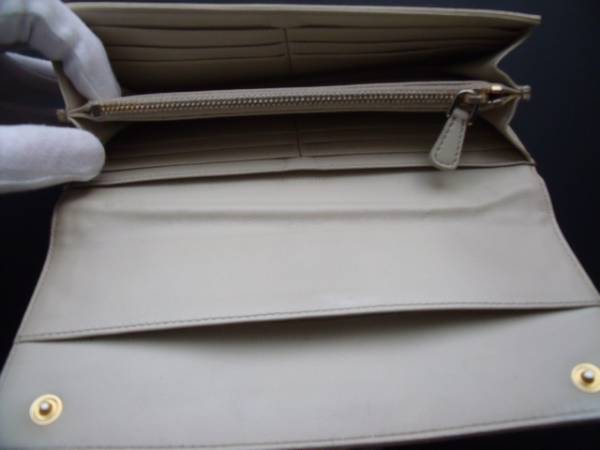  excellent goods * MiuMiu * miumiu * black ko type leather material * 2. folding long wallet * white series white group * free shipping!!