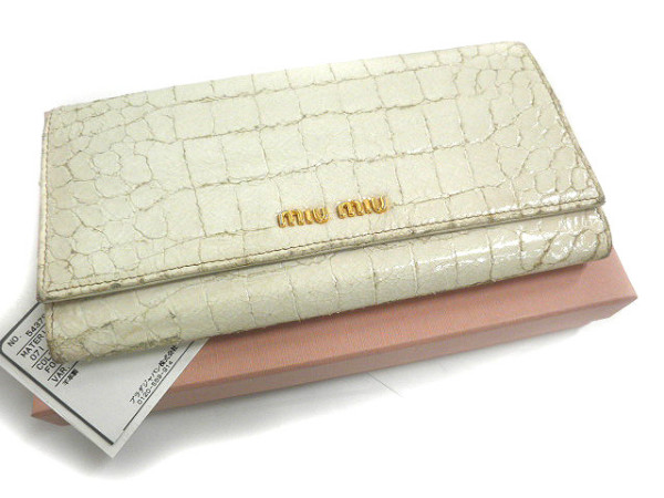$ 美品 $ ◆ ミュウミュウ ◆ miumiu ◆ クロコ型押し レザー制 ? ２つ折り 長財布 ◆ ホワイト系　白 系 ◆ 箱付き ◆ 送料無料??！