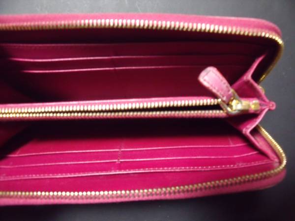 內(nèi)側(cè) 中央に miumiu 型押し ロゴマーク?