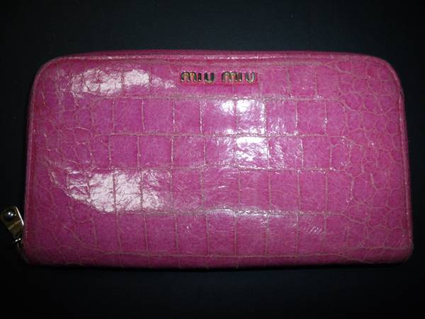 ゴールド色 miumiu ロゴが アクセントに?