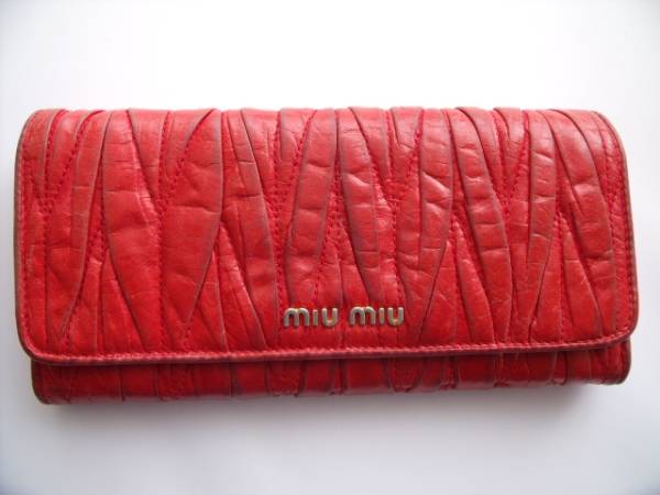 $ 良好品 $ ◆ ミュウミュウ ◆ miumiu ◆ マテラッセ レザー制 ? ２つ折り 長財布 ◆ 赤 レッド系 ◆ 正規(guī) カード付き ◆ 送料無料！！