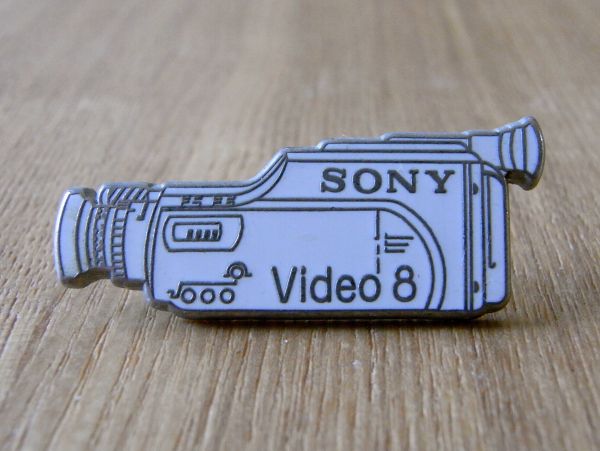  old pin badge : SONY Sony VIDEO8 camera white Logo pin z#O