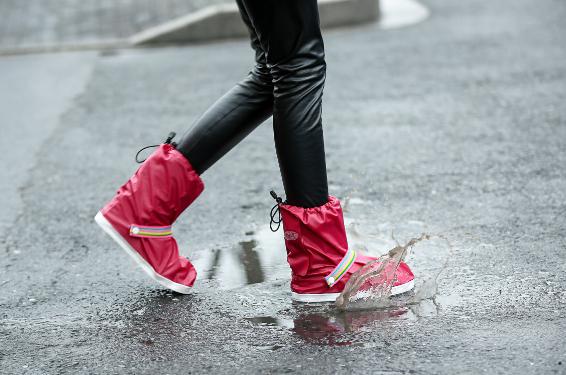 靴の防水レインカバー　雨の時も足元可愛く　レッドL 靴底27.5㎝_甲のゴムを止めると歩きやすい